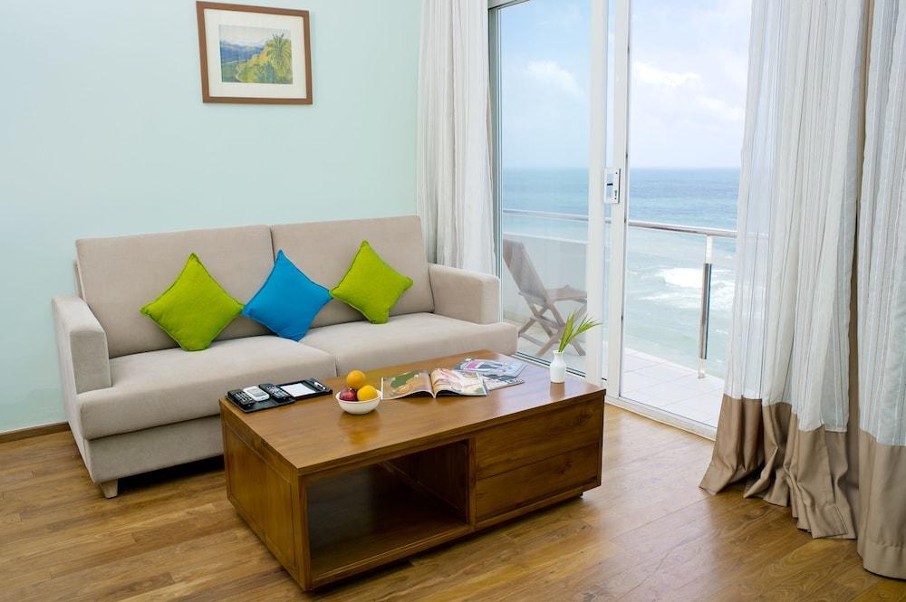 โอเชียน เอดจ์ สวีท แอนด์ โฮเทล โคลอมโบ Hotel ภายนอก รูปภาพ