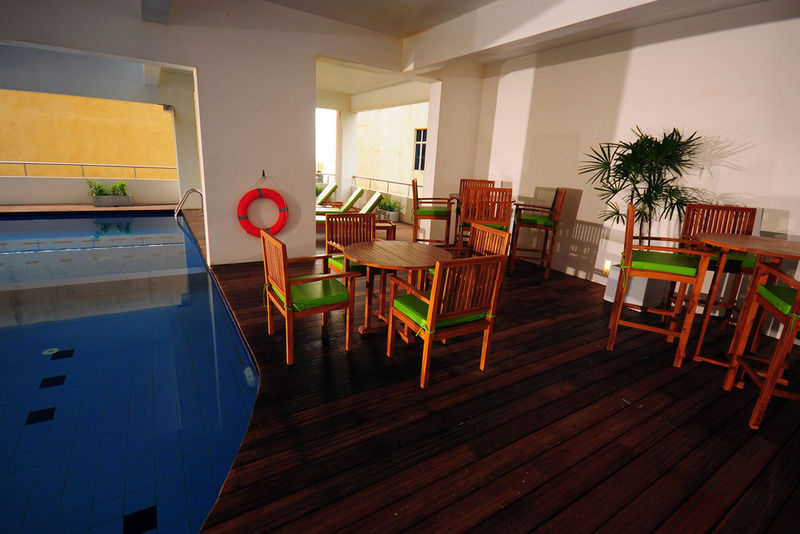 โอเชียน เอดจ์ สวีท แอนด์ โฮเทล โคลอมโบ Hotel ภายนอก รูปภาพ