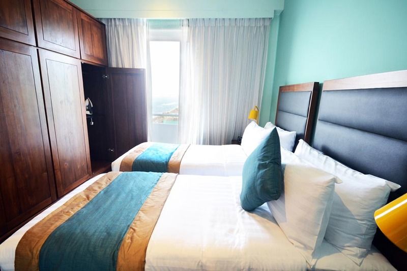 โอเชียน เอดจ์ สวีท แอนด์ โฮเทล โคลอมโบ Hotel ภายนอก รูปภาพ