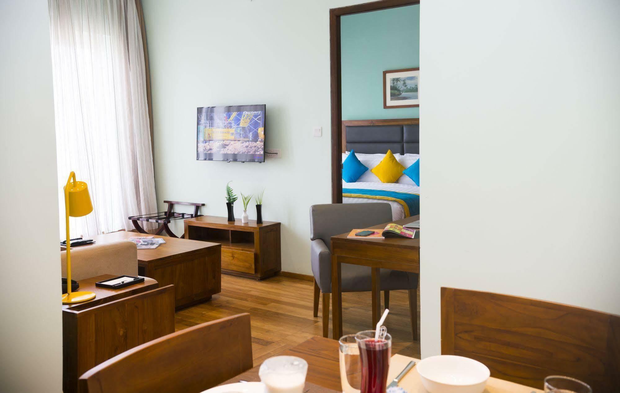 โอเชียน เอดจ์ สวีท แอนด์ โฮเทล โคลอมโบ Hotel ภายนอก รูปภาพ